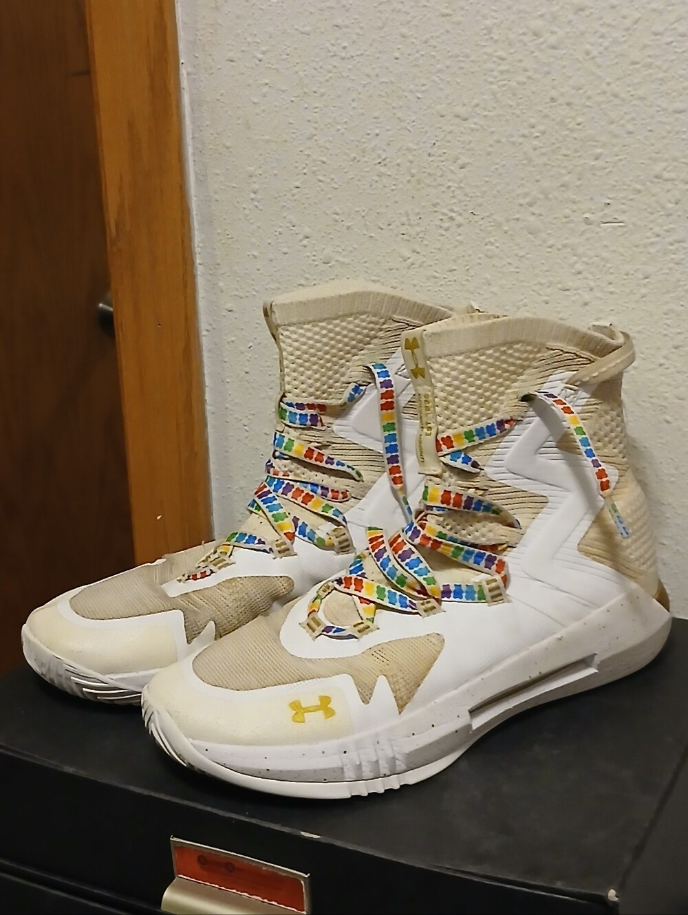 Under Armour UA HOVR Highlight Ace Pride Basketball Shoes White Gold Men’s 9.5